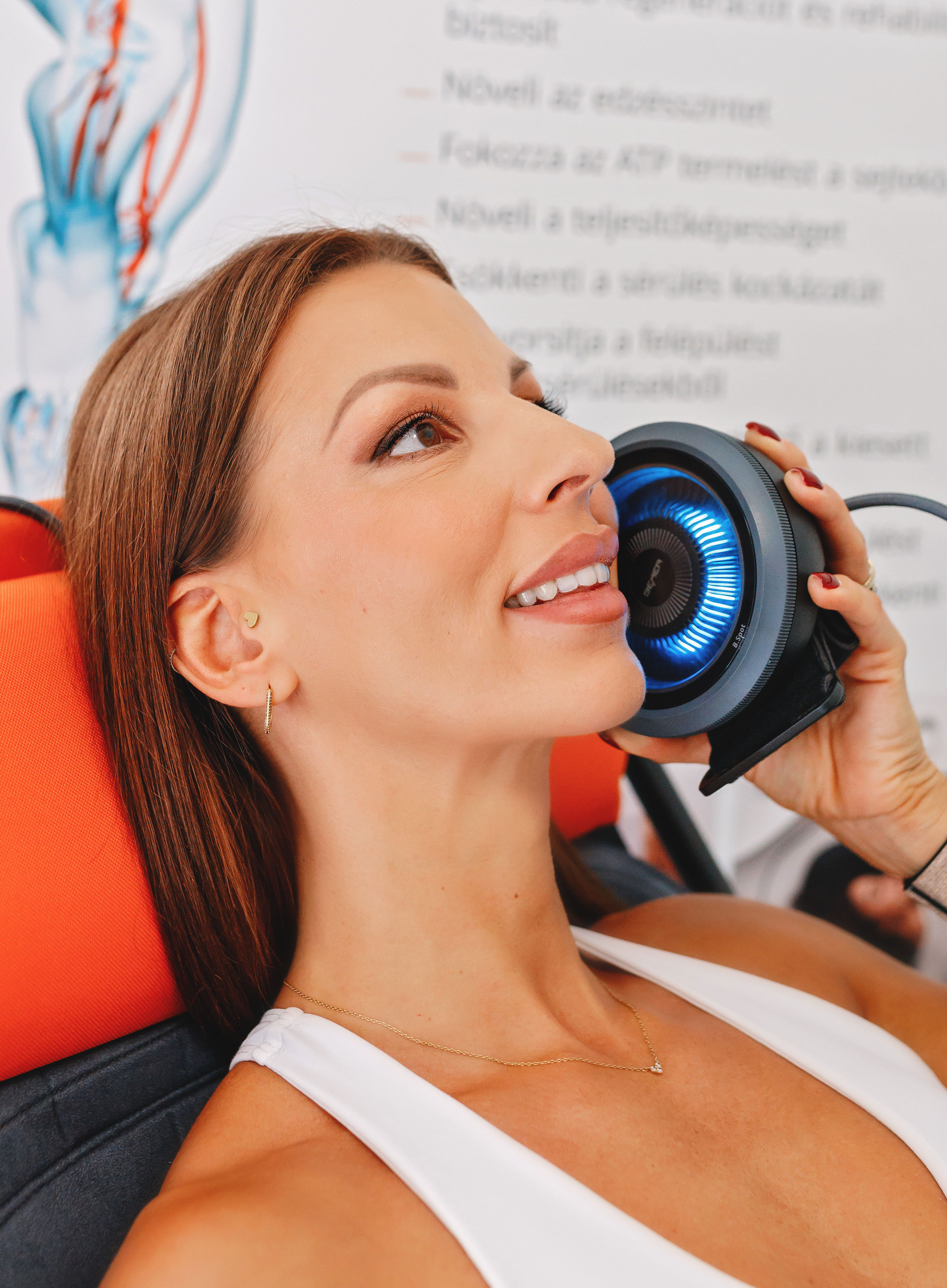 ReStart Physio Győr – BEMER terápia arckezelés közben, modern orvosi eszközzel végzett regeneráló kezelés a rendelőben.