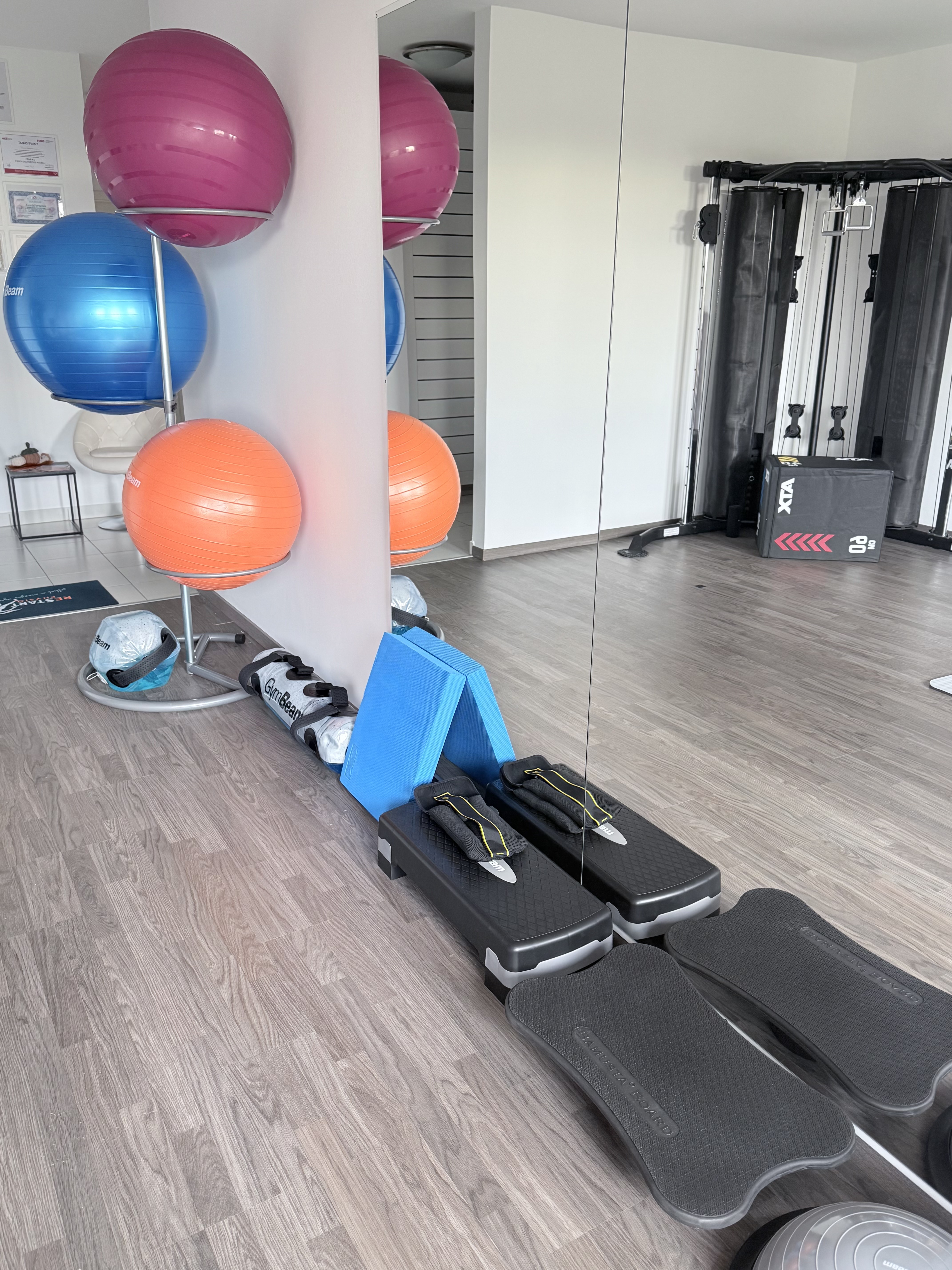 Tágas rehabilitációs terem jól felszerelt edzőgépekkel